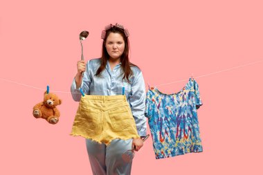 Elinde kepçeyle kızgın şişman bir kız. Ev işi. Çamaşır..