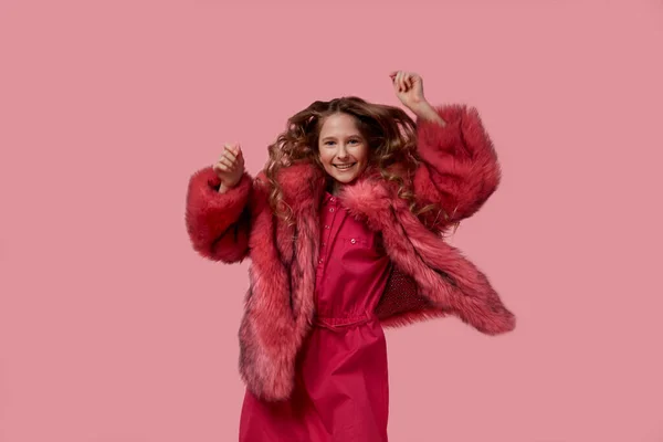 Dziewczyna tańczy z długie grube blond włosy w modne futro płaszcz z różowym futerkiem — Zdjęcie stockowe