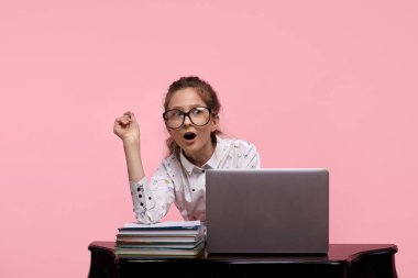 Gözlüklü, şaşırmış yüzlü güzel bir kız..