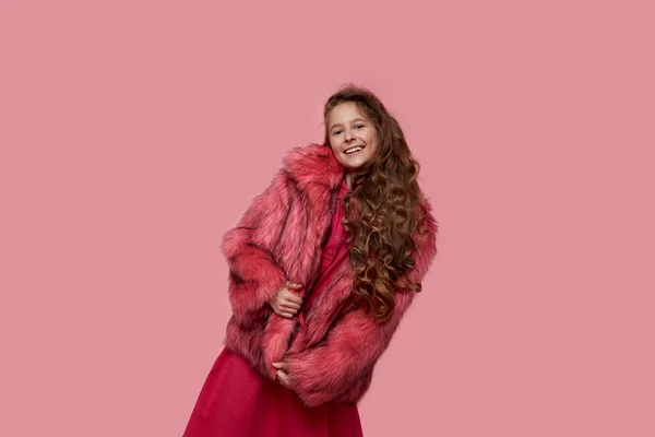 Dziewczyna moda model w modne ubrania, jasnoróżowy futro płaszcz na studio — Zdjęcie stockowe