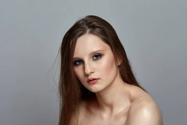 Vacker brunett flicka med långt hår och vardaglig make-up. — Stockfoto