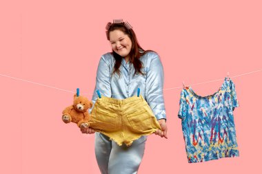 Şişko güzel kız çamaşırlarını asıyor. Büyük beden giysi.