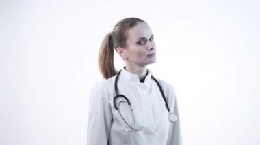 Doktor başını bir taraftan diğer tarafa sallıyor ve elini ileri atıyor. Hareket yasaktır..