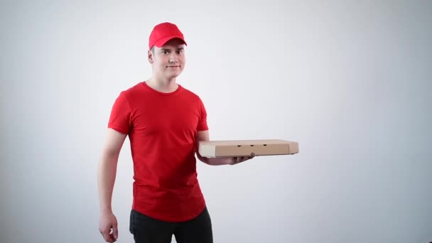 Un giovane ragazzo pull-up consegnato pizza al cliente e mostra un gesto ok . — Video Stock