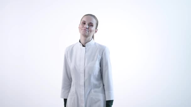 Eine junge selbstbewusste Frau. Ein junger Facharzt. — Stockvideo