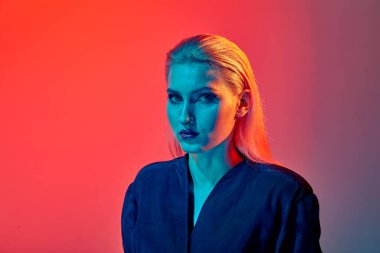 Çerçevedeki genç bir kızın seksi görünüşü. Parlak maquige. Parlak ruj.