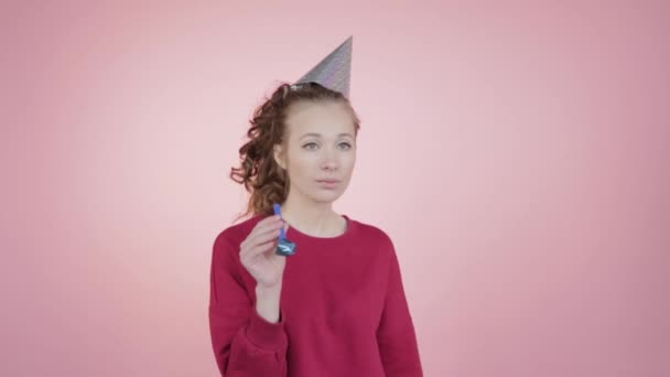 Engraçado alegre menina sopra no ar chifre festivo . — Vídeo de Stock