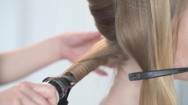 Create curls in white hair with a flat. — Stock Video