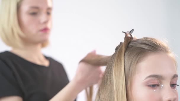 Creating a festive hairstyle. Separated by a hair curl pin. — Stock Video