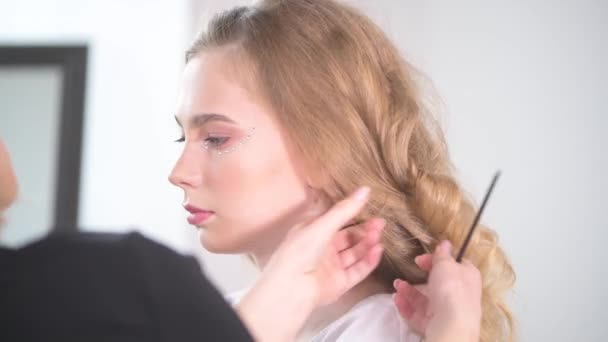 Crie um belo penteado de uma jovem noiva. Preparação para o casamento . — Vídeo de Stock