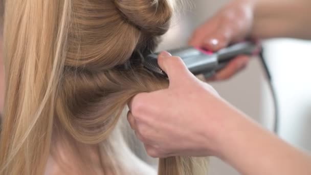 Girl hairdresser doing corrugation hair. Vomiting hairdresser. — Stock Video