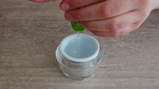 Squeezing fresh aloe vera gel from leaf — Stock Video