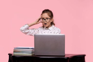 Gözlüklü, şaşırmış yüzlü güzel bir kız..