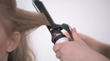 Düz saçlı beyaz bukleler yarat.