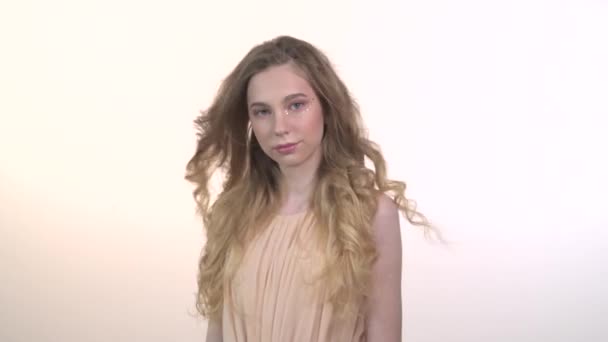 Menina loira bonita com cabelo ondulado solto longo . — Vídeo de Stock