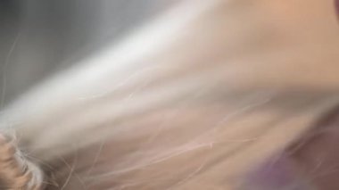 Güzel sarı saçların yakın çekimi. Doğru düzgün saç bakımı. Yüzü olmayan.