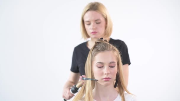 Створюйте зачіски за допомогою спрею для волосся. Красиві локони біля блондинки . — стокове відео