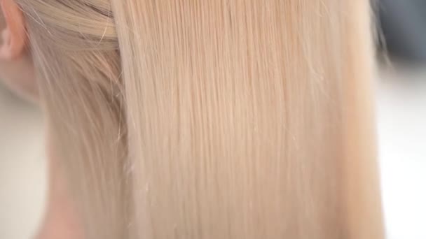 Vackert blont hår. Hårborstning. Skönhetssalong. Korrekt hårvård. — Stockvideo