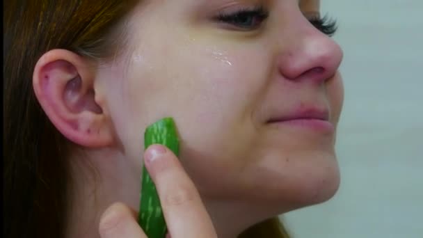 Porträtt av kvinna som tittar i spegeln och använder aloe vera löv — Stockvideo