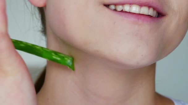 Jonge vrouw gebruikt aloë vera op haar nek — Stockvideo