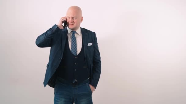 Satisfied man talks on the phone, smiles and shows his finger up — Stock Video