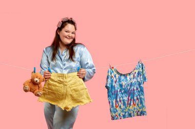 Genç bir kadın çamaşır asıyor. Sürdürülebilirlik ve saflık kavramı,