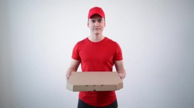 Pizzacı, üniformalı genç bir adam kapalı bir pizza kutusu verdi..