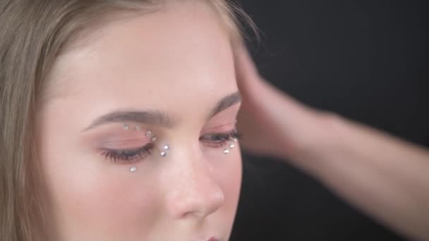 Gros plan sur le maquillage délicat d'une blonde dans un salon de beauté . — Video