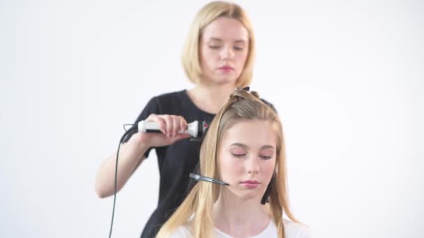 Tworzenie profesjonalnych loki fryzjerskie na jej włosy — Wideo stockowe