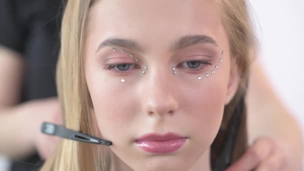 Close-up de uma jovem com maquiagem delicada em um salão de beleza . — Vídeo de Stock