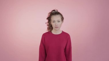 Parlak kız ellerini hareket ettiriyor. Müdahale eden için bir şeyler başlatıyor..