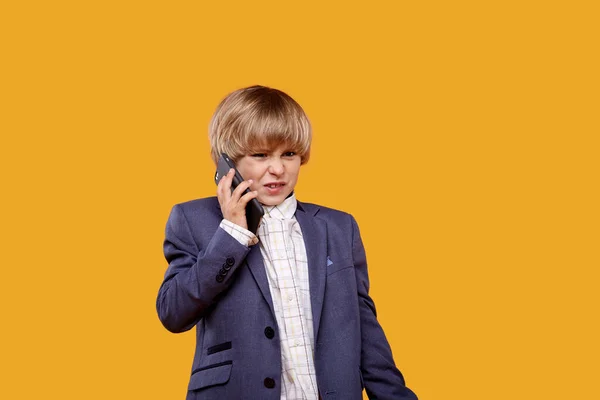 사업 복을 입고 전화 통화를 하는 유쾌 한 소년이 아니었다. — 스톡 사진