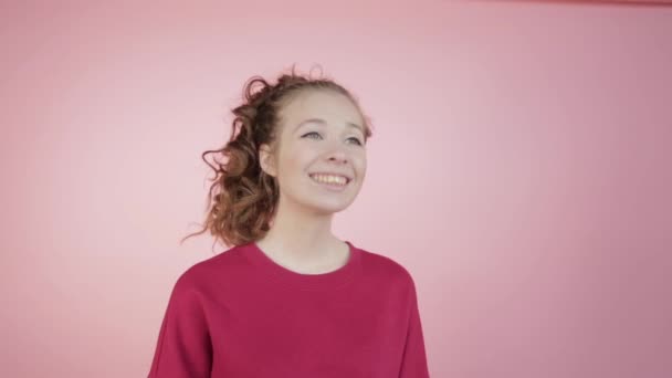 A beautiful teenage girl laughs and looks out of the way. — Stock Video