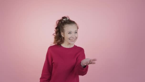 Vidám gyönyörű tizenéves lány mutat kezét, és csodák. — Stock videók