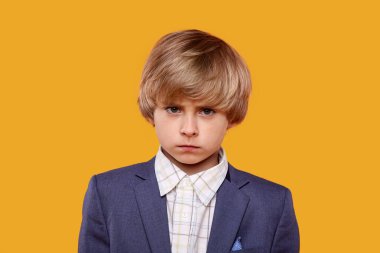 Gücenmiş sevgili çocuk başını eğdi ve yanaklarını şişirdi.