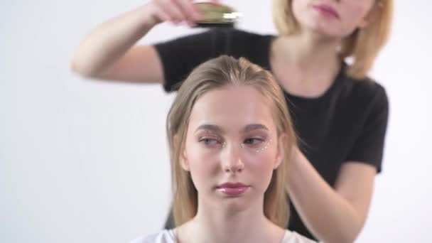 Ein junges blondes Mädchen kam in den Schönheitssalon. Frisuren erstellen. — Stockvideo
