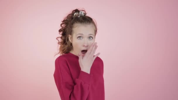 Egy gyönyörű fiatal lány megijedt és a szájához szorította a kezét.. — Stock videók