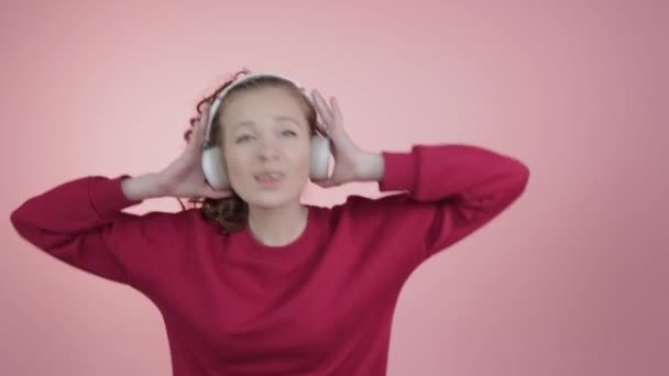 Девушка наслаждается музыкой в наушниках . — стоковое видео