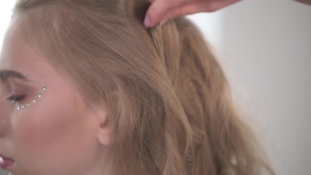 Nahaufnahme eines jungen Mädchens mit zartem Make-up in einem Schönheitssalon. — Stockvideo