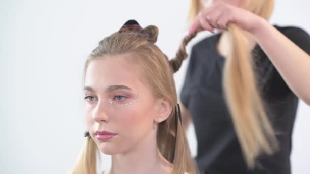 Close-up of a young girl with delicate makeup in a beauty salon. — Stock Video