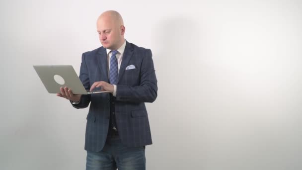 Director of the company with a laptop in his hands will be enough for a good job — Stock Video