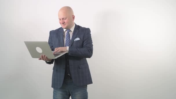 Heureux entrepreneur masculin souriant avec ordinateur portable à la main — Video