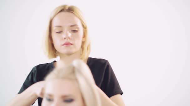 La fille parichmacher fait ses cheveux avec un peigne et de la poudre pour les cheveux . — Video