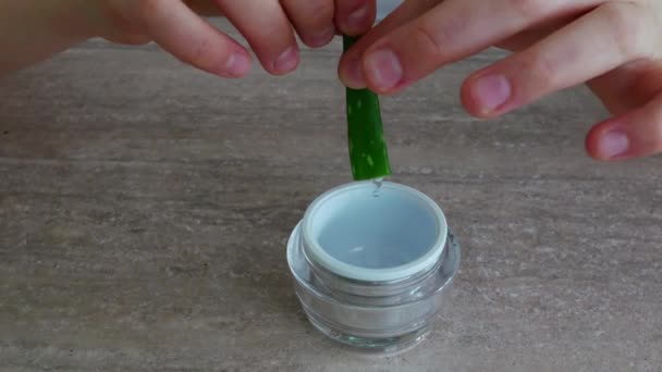 Close-up de mão feminina derramando gel em garrafa de vidro — Vídeo de Stock