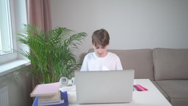 Милый мальчик листает блокнот. Парень делает домашнюю работу. . — стоковое видео