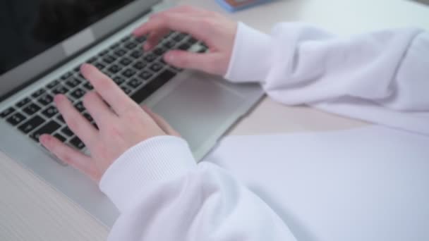 Chica escribiendo texto en un portátil. Trabaja en casa. Mecanografía sin rostro . — Vídeos de Stock