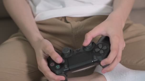W rękach chłopca joystick kontrolować w grze wideo. — Wideo stockowe