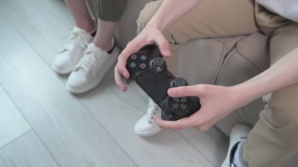 Un garçon joue avec des joysticks dans ses mains. Gros plan. Sans visage . — Video