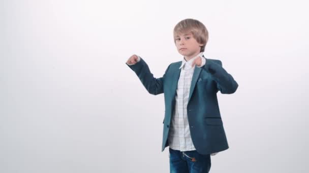 Un guapo rubio señala con los dedos hacia abajo. Un chico con una chaqueta azul . — Vídeos de Stock