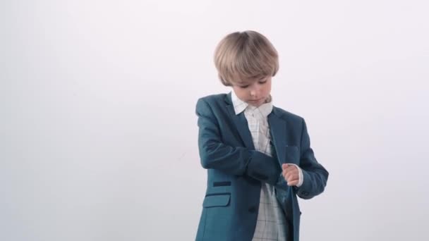 Niño feliz en uniforme saca una tarjeta bancaria del bolsillo interior de su chaqueta — Vídeo de stock